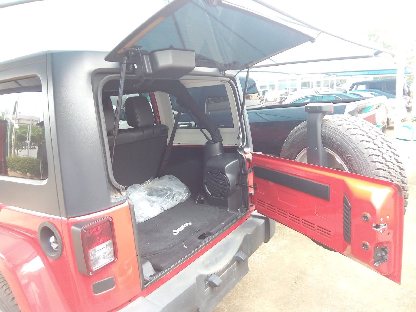 Cherokee Jeep Wrangler Sahara Limited 2015