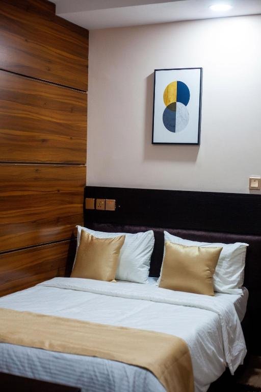 Pious Court Guest House Old GRA